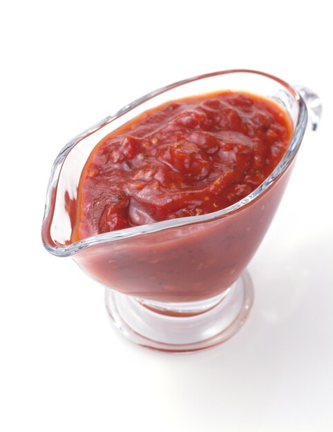 Sauce tomate en saucière sur fond blanc