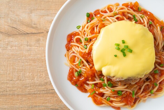 Sauce tomate spaghetti avec Hambourg et fromage sur assiette