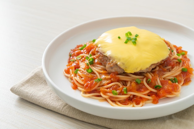 Sauce tomate spaghetti avec Hambourg et fromage sur assiette