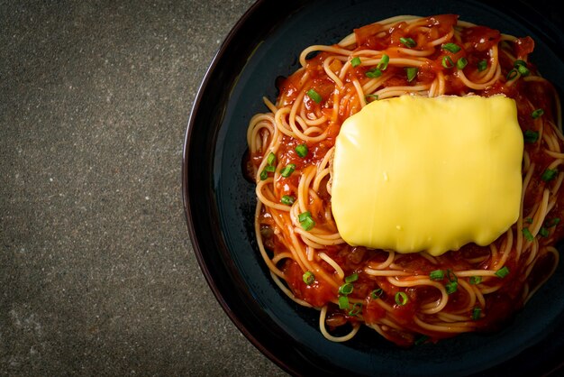 Sauce tomate spaghetti avec Hambourg et fromage sur assiette