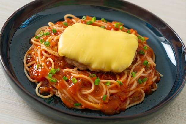Sauce tomate spaghetti avec Hambourg et fromage sur assiette