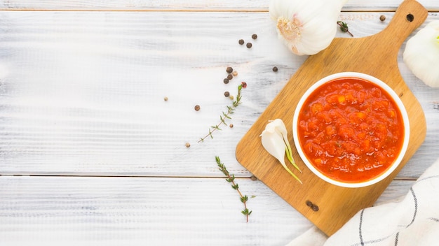 Sauce tomate sur table en bois blanc