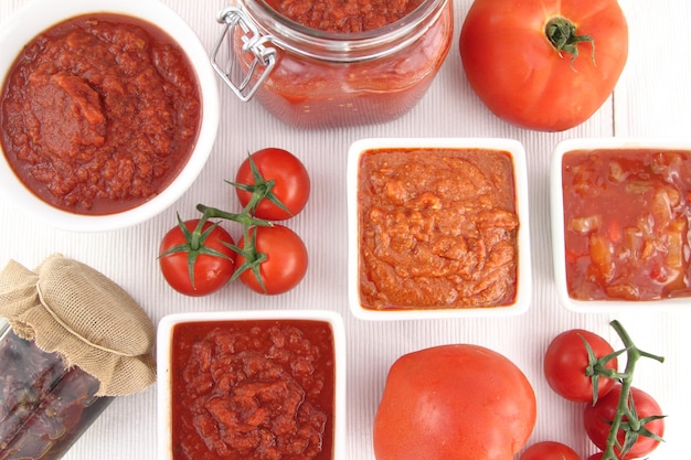 Sauce tomate et tomates fraîches