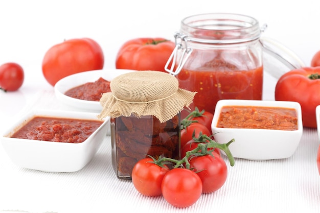 Sauce tomate et tomates fraîches