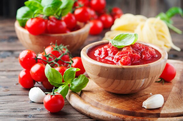 Sauce traditionnelle italienne à la tomate et au basilic, mise au point sélective