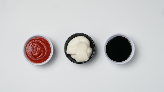 sauce trois sauces isolée sur fond blanc