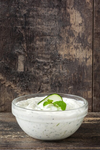 Sauce tzatziki dans un bol sur une table en bois rustique