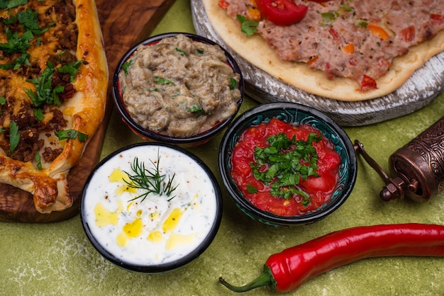 Photo sauces meze traditionnelles turques ou arabes. baba ganoush aux aubergines, tzatziki et ezme aux tomates