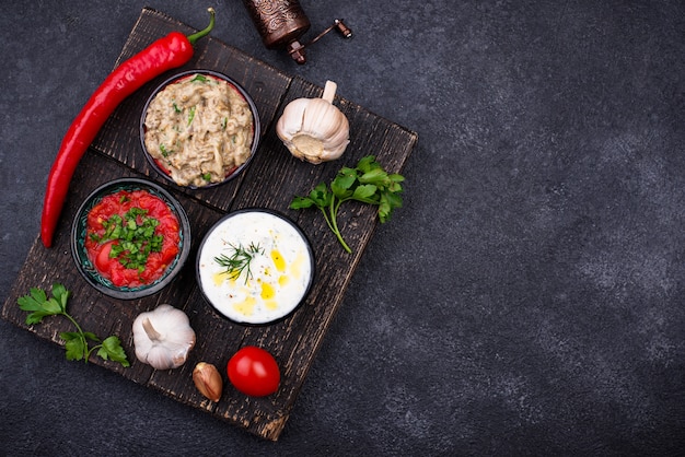 Sauces meze traditionnelles turques ou arabes. Baba ganoush aux aubergines, tzatziki et ezme aux tomates