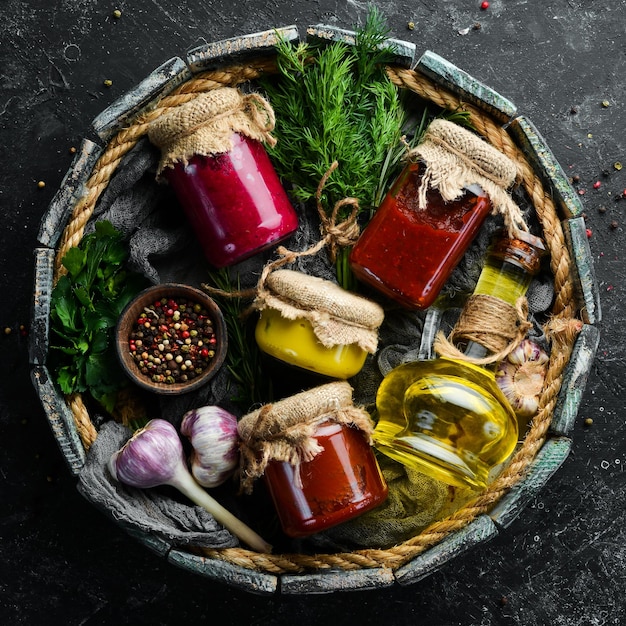 Sauces en pots de verre Sauce tomate moutardée et sauce au raifort Vue de dessus