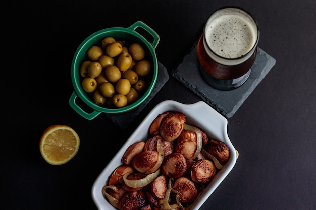 Photo saucisse allemande aux olives et bière artisanale