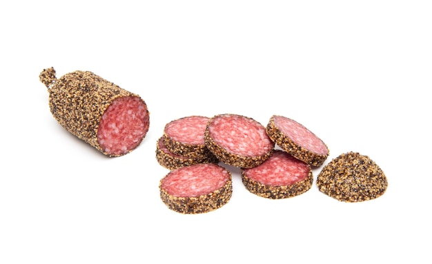 Saucisse au poivre salami isolé sur fond blanc