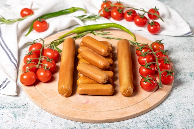 Saucisse de bœuf Saucisse grillée crue sur un tableau en bois Produits déli