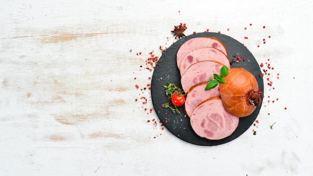 Saucisse bouillie aux épices et herbes de veau Vue de dessus Espace libre pour le texte