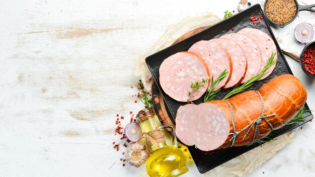 Saucisse bouillie dans un boyau naturel avec des épices et des herbes Vue de dessus Espace libre pour le texte