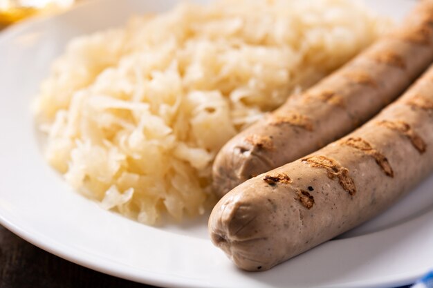 Saucisse bratwurst et choucroute sur table en bois