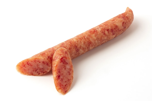 Saucisse chinoise isolé sur fond blanc