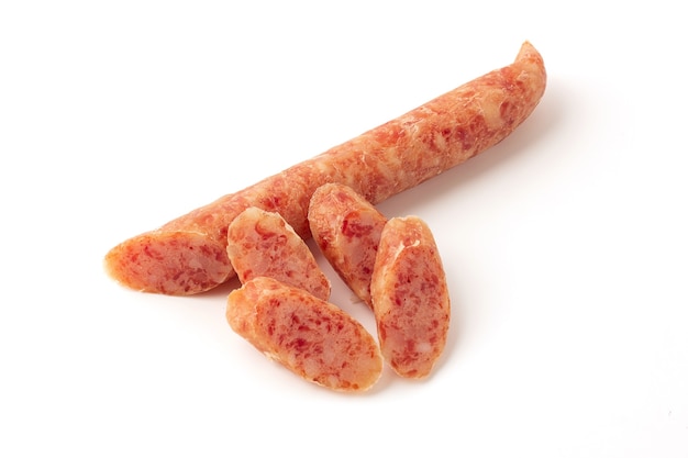 Saucisse chinoise isolé sur fond blanc