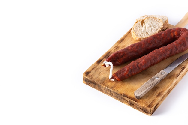 Saucisse chorizo espagnole isolée sur blanc