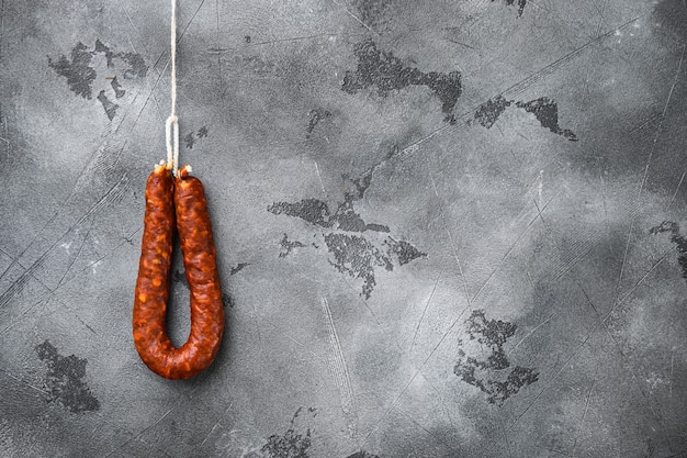 Saucisse chorizo salami sur une surface grise avec un espace pour le texte.