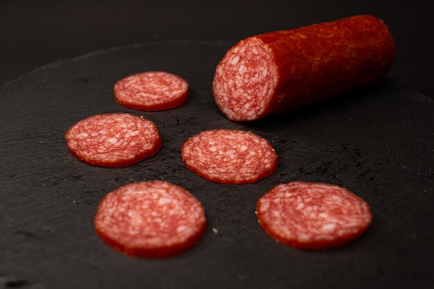 Saucisse coupée en morceaux sur une assiette