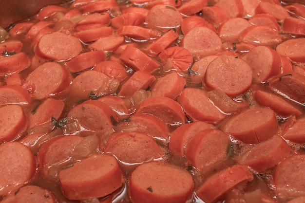saucisse coupée en petits morceaux ronds à la sauce tomate à l'intérieur du moule