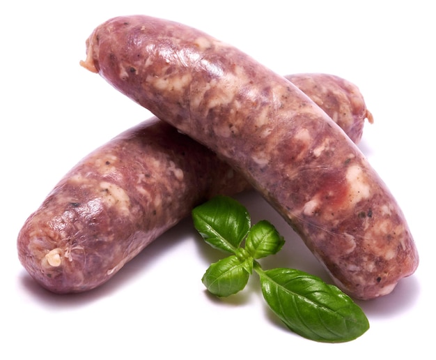 Saucisse crue de boeuf ou de porc grillée isolée sur fond blanc