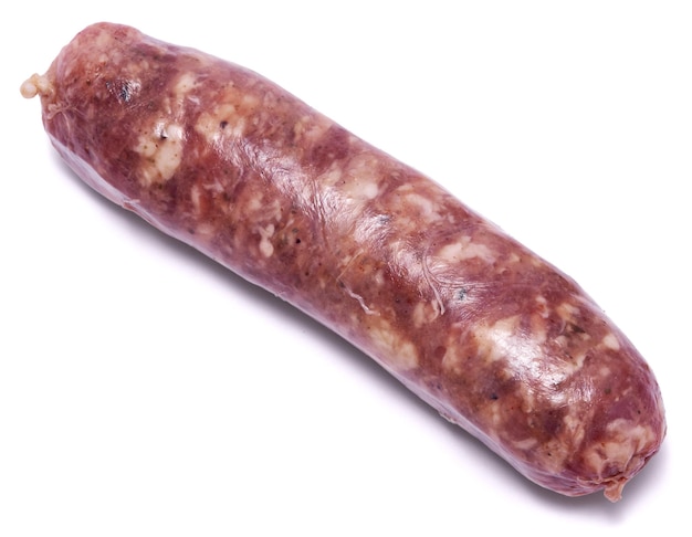 Saucisse crue de boeuf ou de porc grillée isolée sur fond blanc