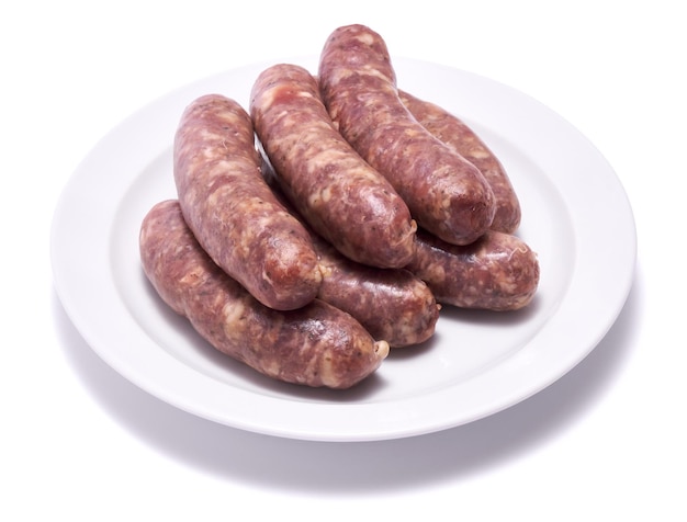 Saucisse crue de boeuf ou de porc grillée sur une plaque en céramique isolée sur fond blanc