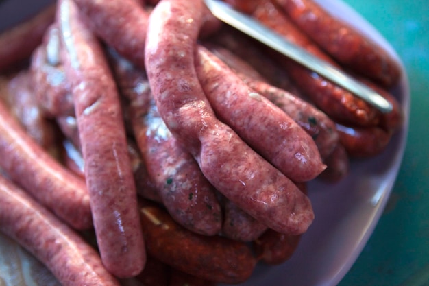 Saucisse crue dans un plat avant la cuisson