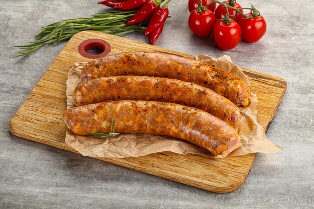 Saucisse crue avec épices et herbes