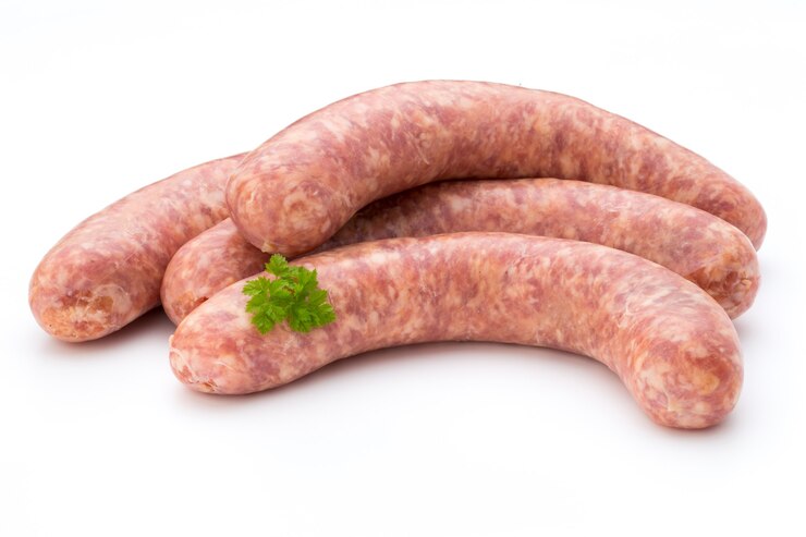 Saucisse crue avec feuille de persil isolé