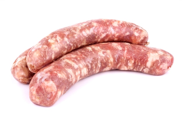 Saucisse crue isolée sur fond blanc