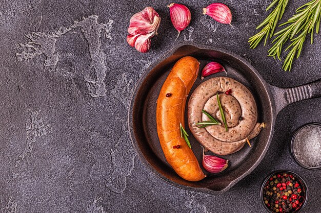 Saucisse crue maison pour griller, vue du dessus