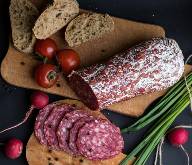 Saucisse avec du pain et des pommes de terre