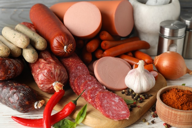 Saucisse et épices sur bois