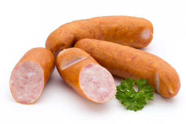 Saucisse et épices isolés sur espace blanc, saucisse de Francfort délicieuse fraîche.