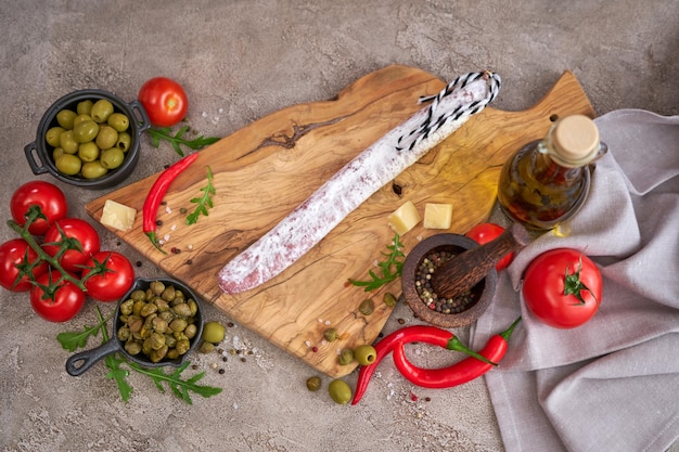 Saucisse espagnole fuet salami et légumes sur une cuisine domestique
