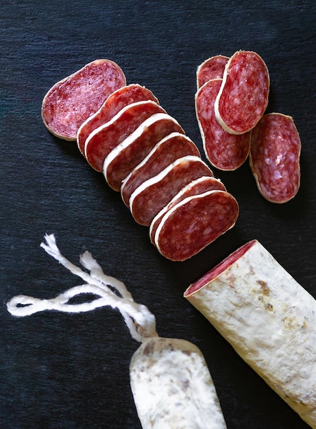 Saucisse espagnole Gastronomie et cuisine en Espagne.Conception de gros plan de salchichon ibérique dans un plateau en ardoise.