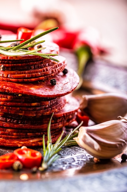 Saucisse espagnole traditionnelle de chorizo avec des herbes fraîches, du poivre à l'ail et des piments