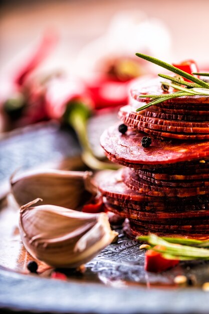 Saucisse espagnole traditionnelle de chorizo avec des herbes fraîches, du poivre à l'ail et des piments