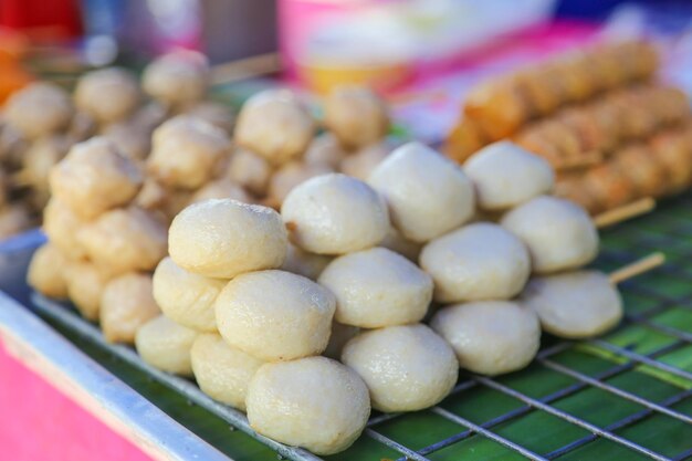 Saucisse frite dans une casserole chaude au marché de la nourriture de rue Thaïlande boule de porc