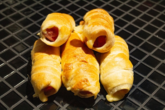 Photo saucisse frite en pâte avec du fromage