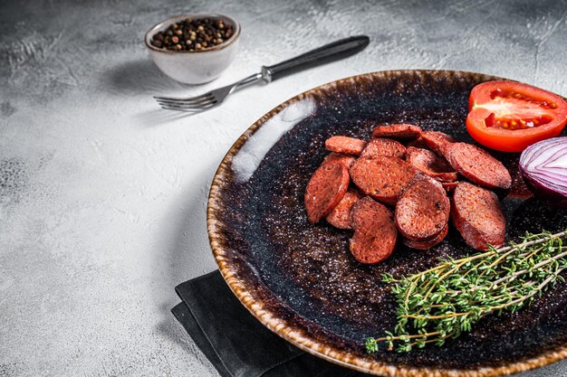 Saucisse frite sucuk de viande de boeuf sur une assiette avec des herbes Fond blanc Vue de dessus Espace de copie