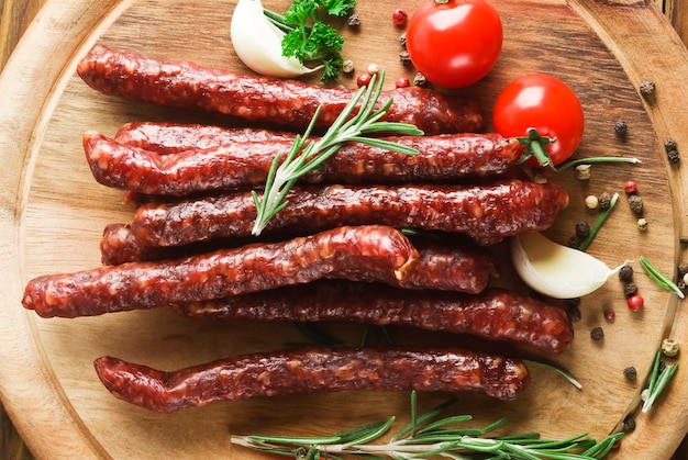 Saucisse fumée au romarin et tomates au poivre et à l'ail