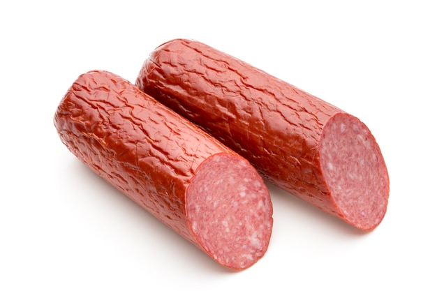 Saucisse fumée au salami, découpe de feuilles de basilic.