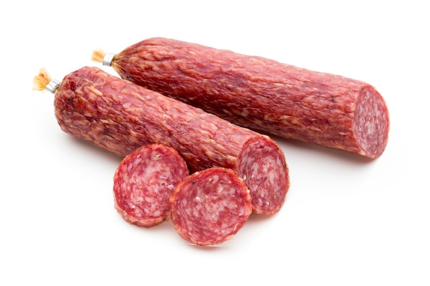 Saucisse fumée au salami, feuilles de basilic et grains de poivre isolés sur blanc.