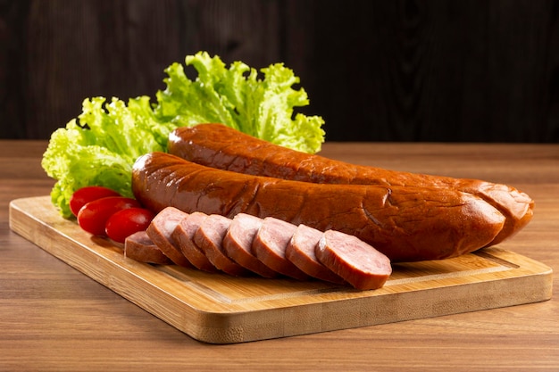 Saucisse fumée crue sur la table Saucisse calabraise