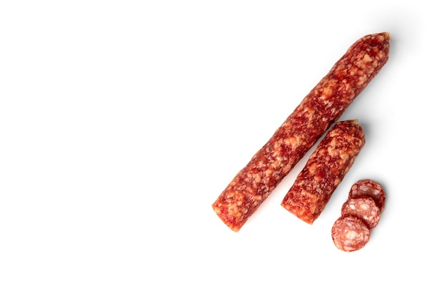 Saucisse fumée isolé sur fond blanc