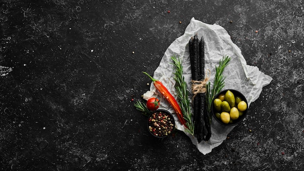 Saucisse fumée noire sèche avec viande et feuilles de nori Cabanos Vue de dessus Espace libre pour votre texte